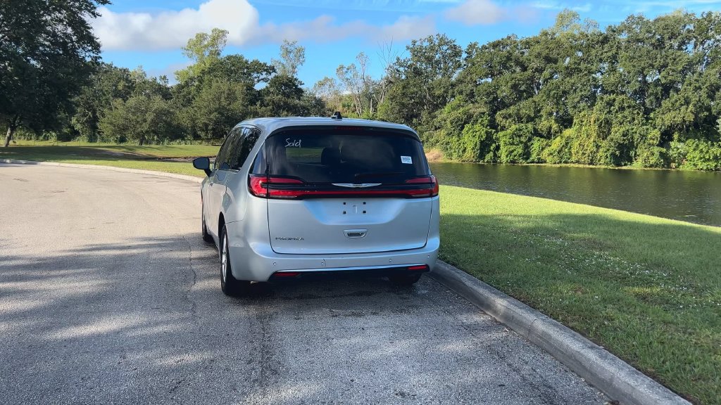 Used 2024 Chrysler Pacifica Touring-L FWD image 7