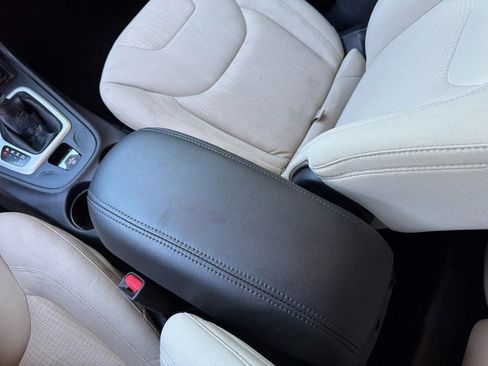 Used 2017 Jeep Cherokee Latitude w/ Comfort/Convenience Group image 42