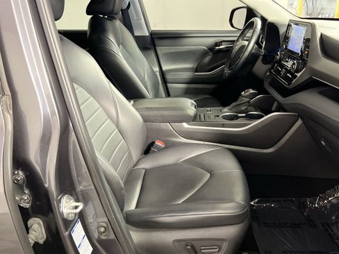 Used 2020 Toyota Highlander XLE image 30