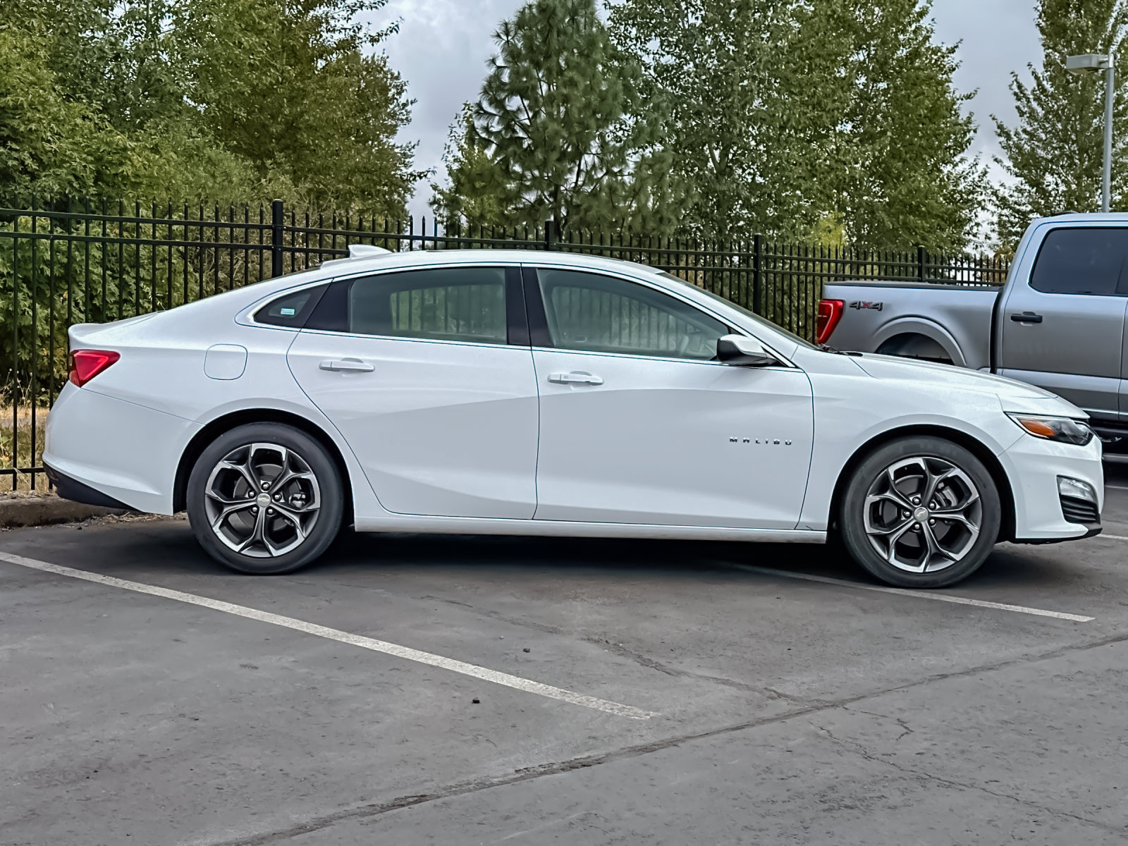 Used 2024 Chevrolet Malibu LT FWD image 3