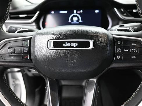 Used 2023 Jeep Grand Cherokee Laredo AWD/4WD image 11