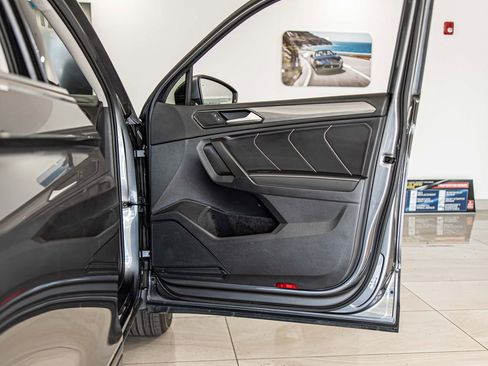 Used 2022 Volkswagen Tiguan SE AWD/4WD image 39
