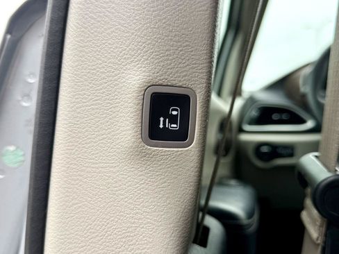 Used 2022 Chrysler Voyager LX FWD image 11