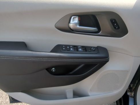 Used 2024 Chrysler Pacifica Limited FWD image 11