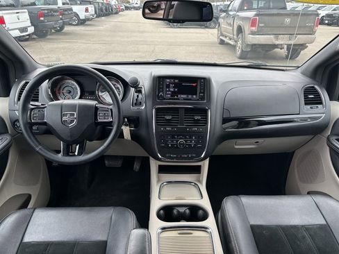 Used 2016 Dodge Grand Caravan SXT image 15
