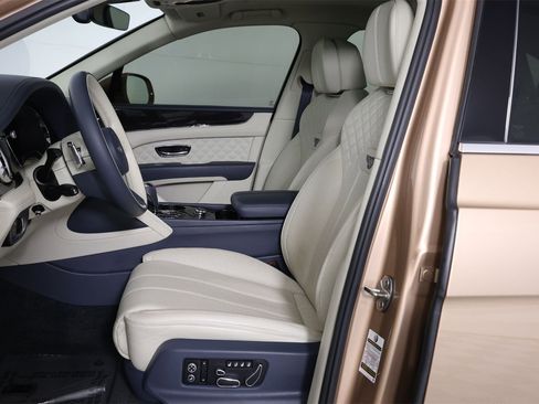 Used 2021 Bentley Bentayga image 1