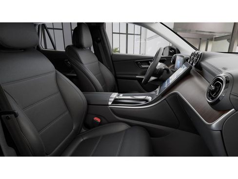 Used 2025 Mercedes-Benz GLC 350e 4MATIC image 4