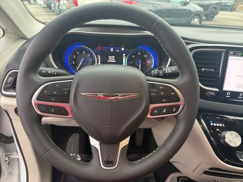 Used 2024 Chrysler Pacifica Touring-L image 17
