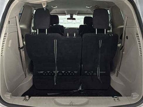 Used 2022 Chrysler Voyager LX image 6
