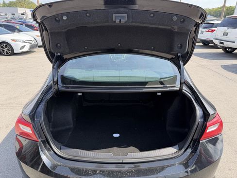Used 2017 Chevrolet Malibu LT FWD image 11