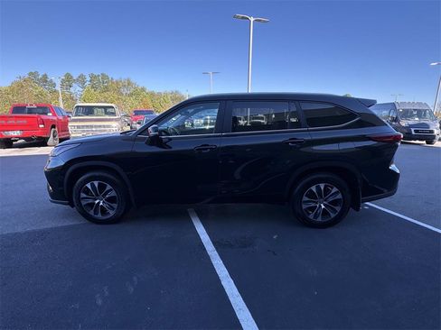Used 2023 Toyota Highlander XLE image 5