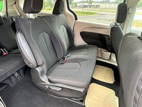 Used 2021 Chrysler Voyager L FWD image 19
