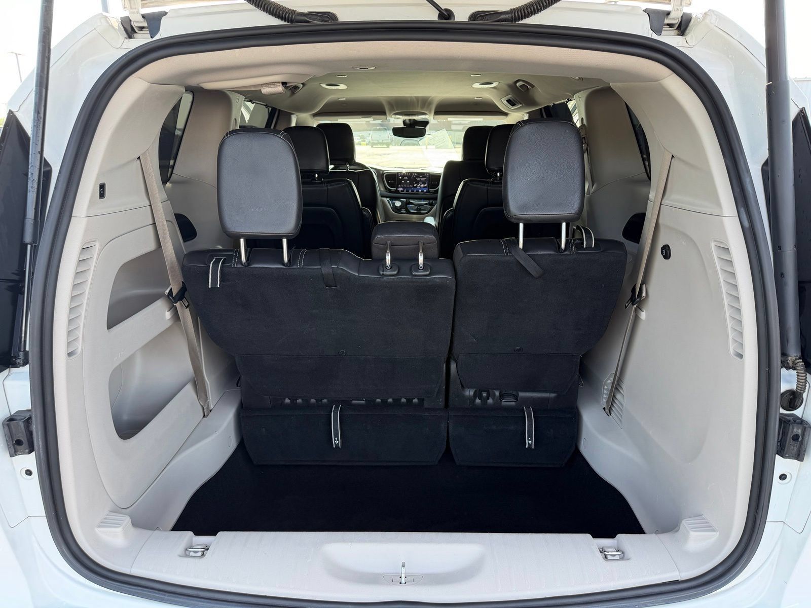 Used 2022 Chrysler Pacifica Touring-L FWD image 11