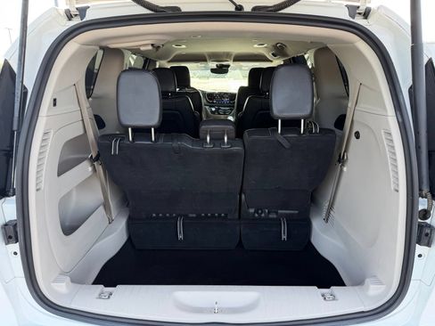 Used 2022 Chrysler Pacifica Touring-L FWD image 11