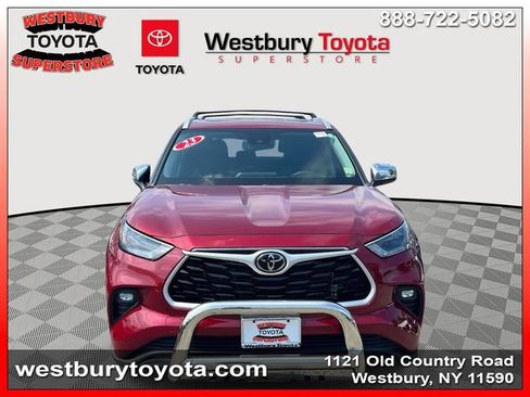 Used 2023 Toyota Highlander XLE AWD/4WD image 3