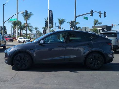 Used 2025 Tesla Model Y Long Range RWD image 6