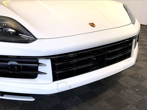 Used 2024 Porsche Cayenne Coupe image 34