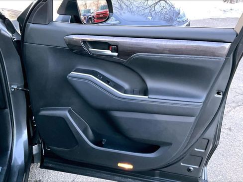 Certified 2025 Toyota Highlander Limited image 21