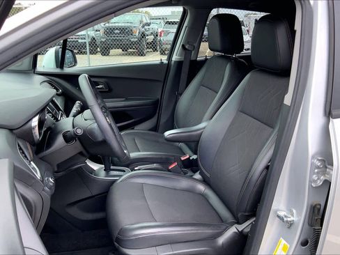 Used 2022 Chevrolet Trax LT w/ Driver Confidence Package image 7