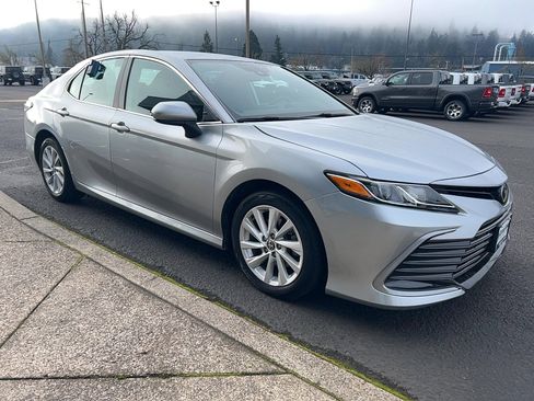 Used 2022 Toyota Camry LE image 3