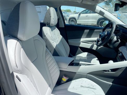New 2025 Hyundai Elantra Limited image 50