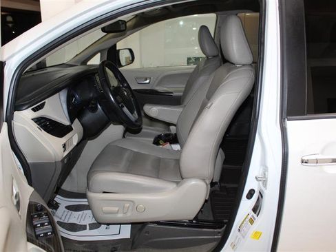 Used 2020 Toyota Sienna XLE AWD/4WD image 24