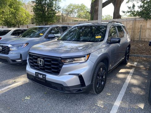 Used 2025 Honda Pilot Sport image 1
