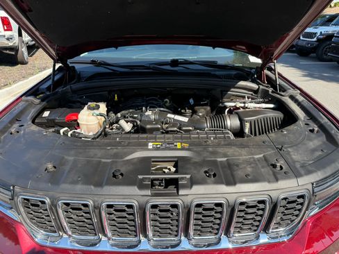 Used 2023 Jeep Grand Cherokee Laredo RWD image 29