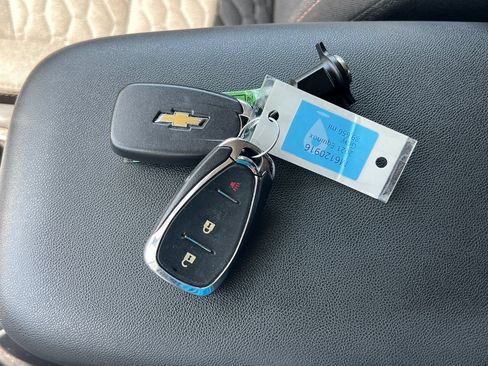 Used 2021 Chevrolet Equinox LT FWD image 21
