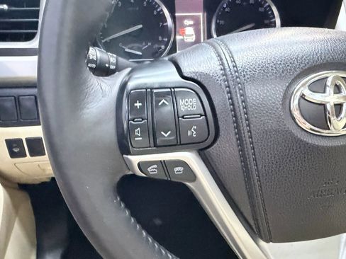 Used 2014 Toyota Highlander XLE image 19