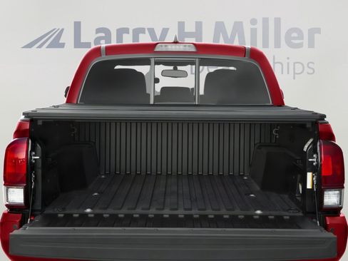 Used 2017 Toyota Tacoma TRD Sport w/ Premium & Technology Package AWD/4WD image 12