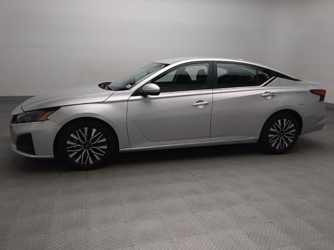 Used 2023 Nissan Altima 2.5 SV FWD image 2