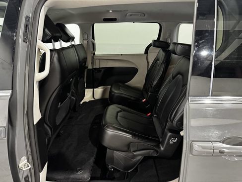 Used 2023 Chrysler Pacifica Touring-L FWD image 16