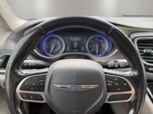 Used 2019 Chrysler Pacifica Touring-L FWD image 13