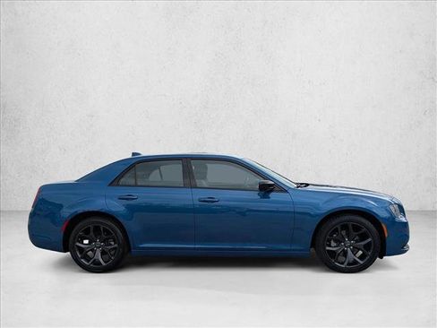 Used 2023 Chrysler 300 Touring w/ Sport Appearance Package image 4