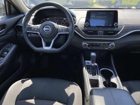 Used 2024 Nissan Altima 2.5 SV FWD image 9
