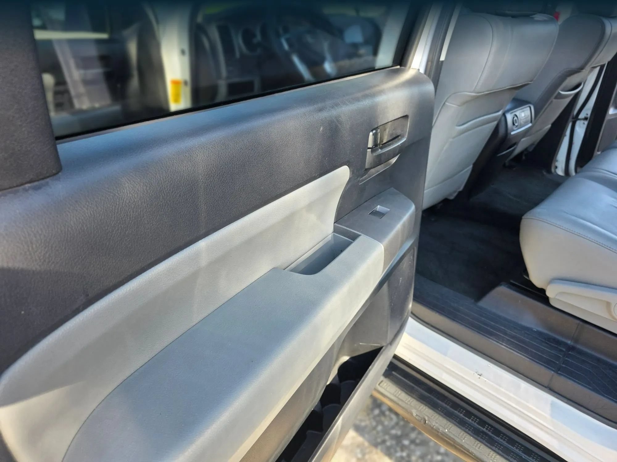 Used 2015 Toyota Sequoia SR5 w/ Premium Package RWD image 29