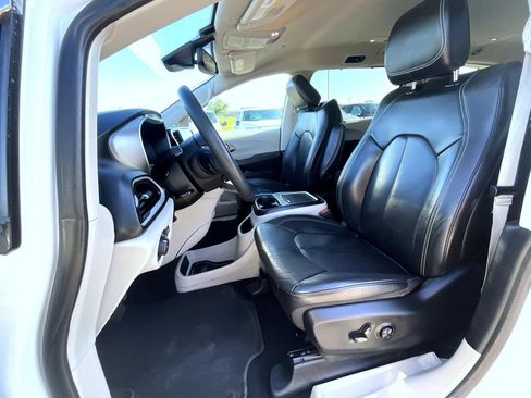 Used 2022 Chrysler Pacifica Touring-L FWD image 10