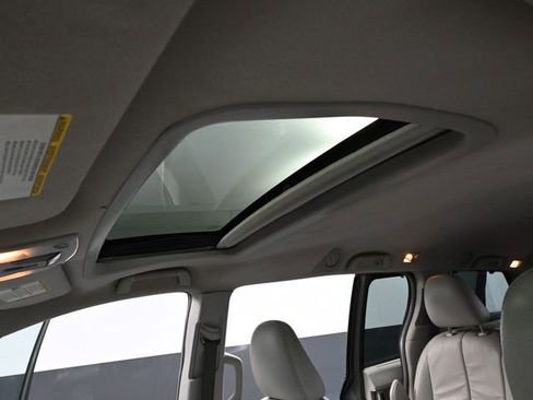 Used 2014 Toyota Sienna XLE image 22