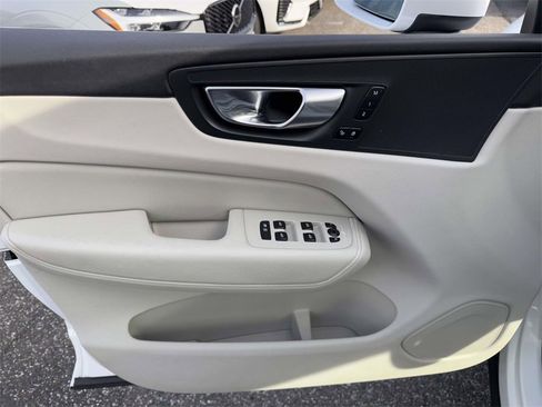 Used 2023 Volvo XC60 B5 Plus image 14