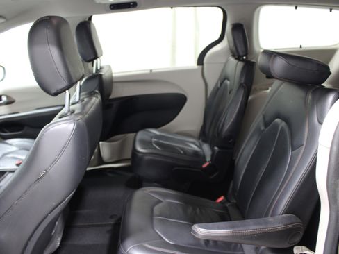 Used 2017 Chrysler Pacifica Touring-L image 19
