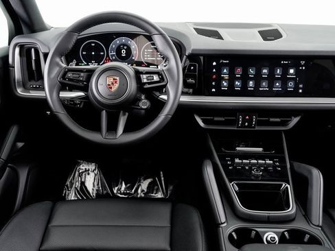 Used 2025 Porsche Cayenne image 18