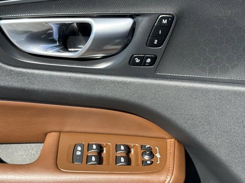 Used 2023 Volvo XC60 B5 Plus image 19