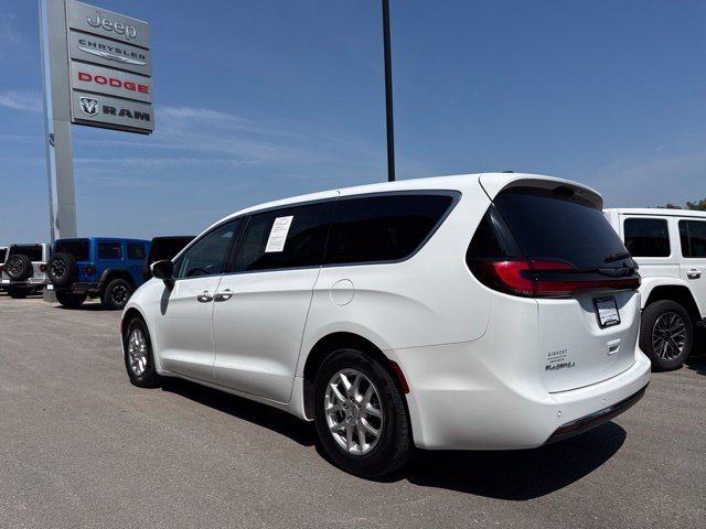 Used 2023 Chrysler Pacifica Touring-L FWD image 6