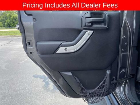 Used 2017 Jeep Wrangler Unlimited Rubicon AWD/4WD image 12