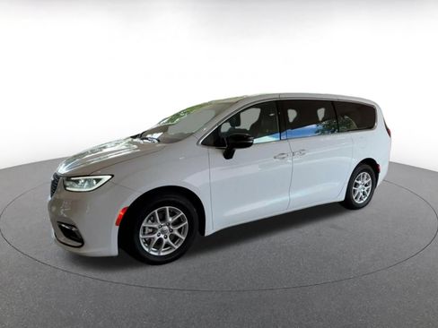 Used 2025 Chrysler Pacifica Select FWD image 6