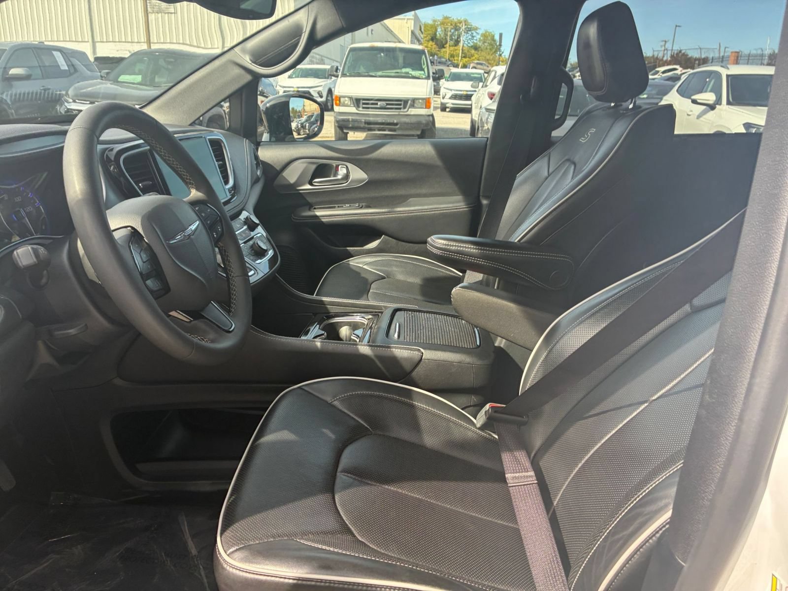 Used 2025 Chrysler Pacifica Limited FWD image 22