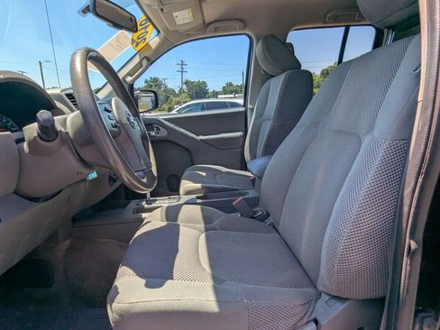Used 2016 Nissan Frontier SV w/ SV Value Truck Package AWD/4WD image 9