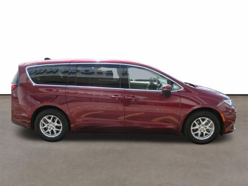 Used 2023 Chrysler Pacifica Touring-L FWD image 6