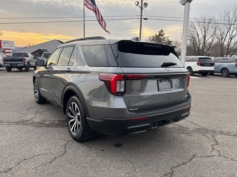 Used 2025 Ford Explorer ST-Line image 3